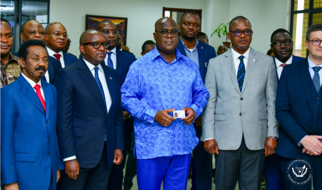 Le Président de la République Félix Antoine Tshisekedi Tshilombo a reçu ce vendredi 30 juin à Kinshasa, le premier modèle de la nouvelle carte d’identité nationale