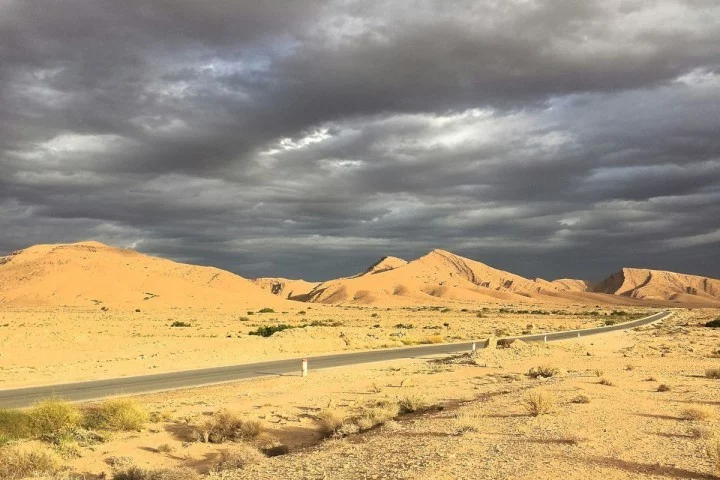 Des nuages noirs au-dessus du Sahara algérien (illustration)