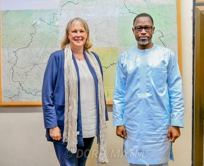 La nouvelle Ambassaseur des US Joann M Lockard avec le ministre Émile Zerbo