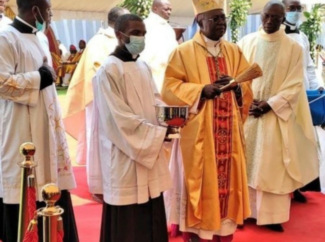 Cameroun L'Evêque Mgr Lontsie Keune