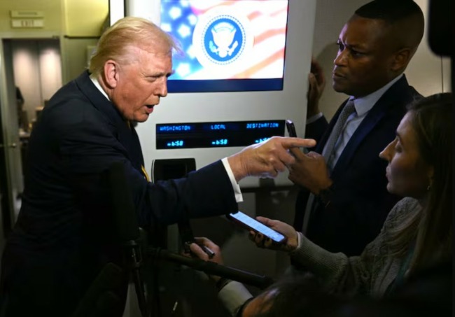 à bord de l’avion présidentiel Air Force One le 14 novembre 2025